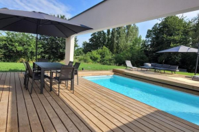 Villa neuve contemporaine avec piscine